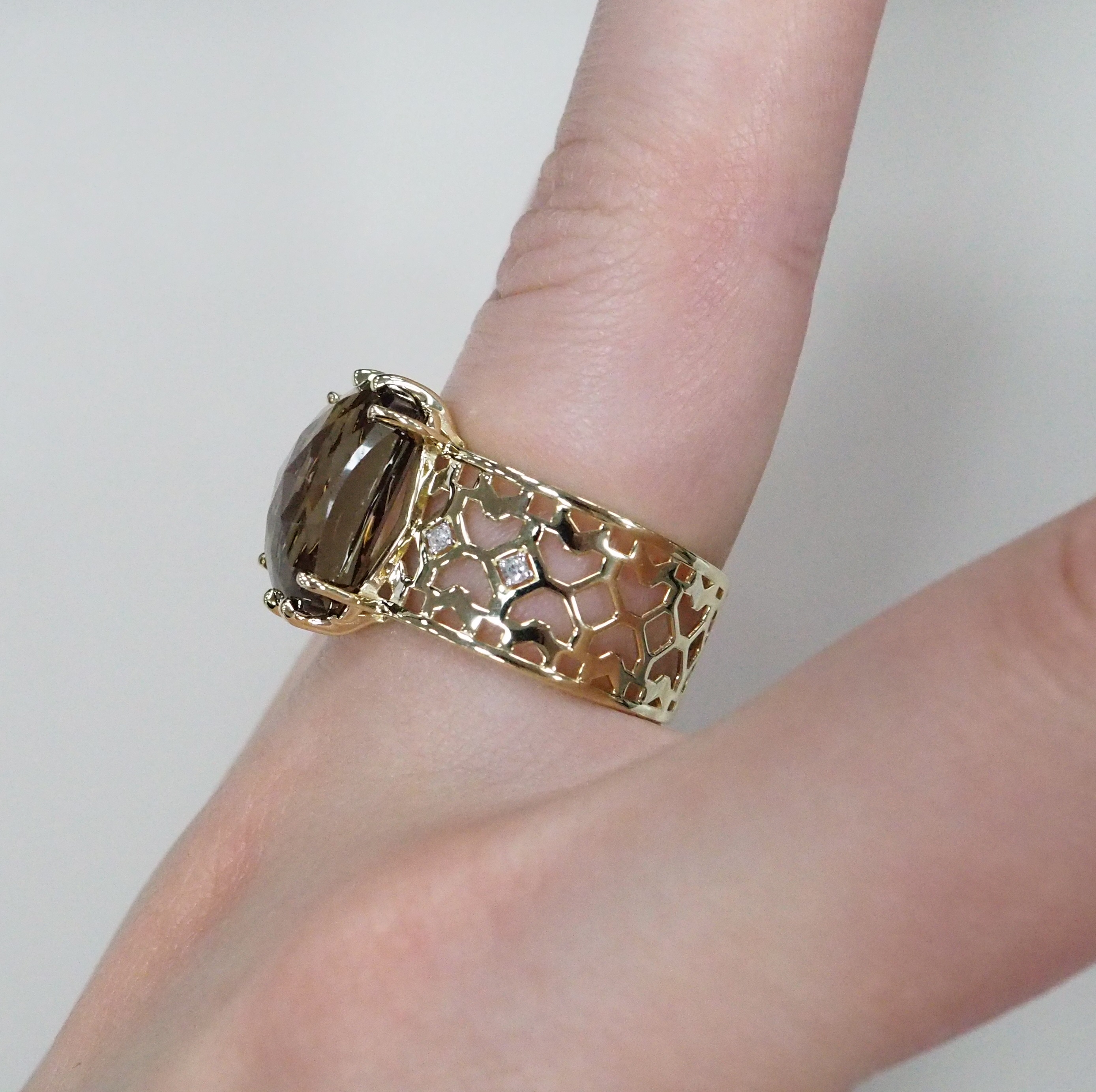 Кольцо из желтого золота с раухтопазом